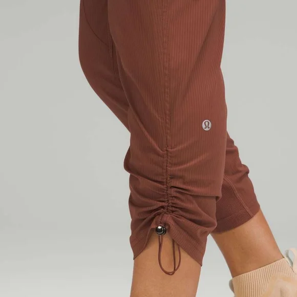 Lululemon Dance Studio Mid-Rise Crop 25", Size 2 - Picture 5 of 10